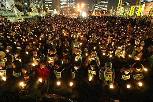 29일 저녁 8시 국회앞에서 1000여명의 국가보안법 폐지 단식농성단을 비롯한 2500여명이 참석한 가운데 '직권상정 촉구 및 국가보안법 연내폐지를 위한 촛불대행진'이 열리고 있다. 